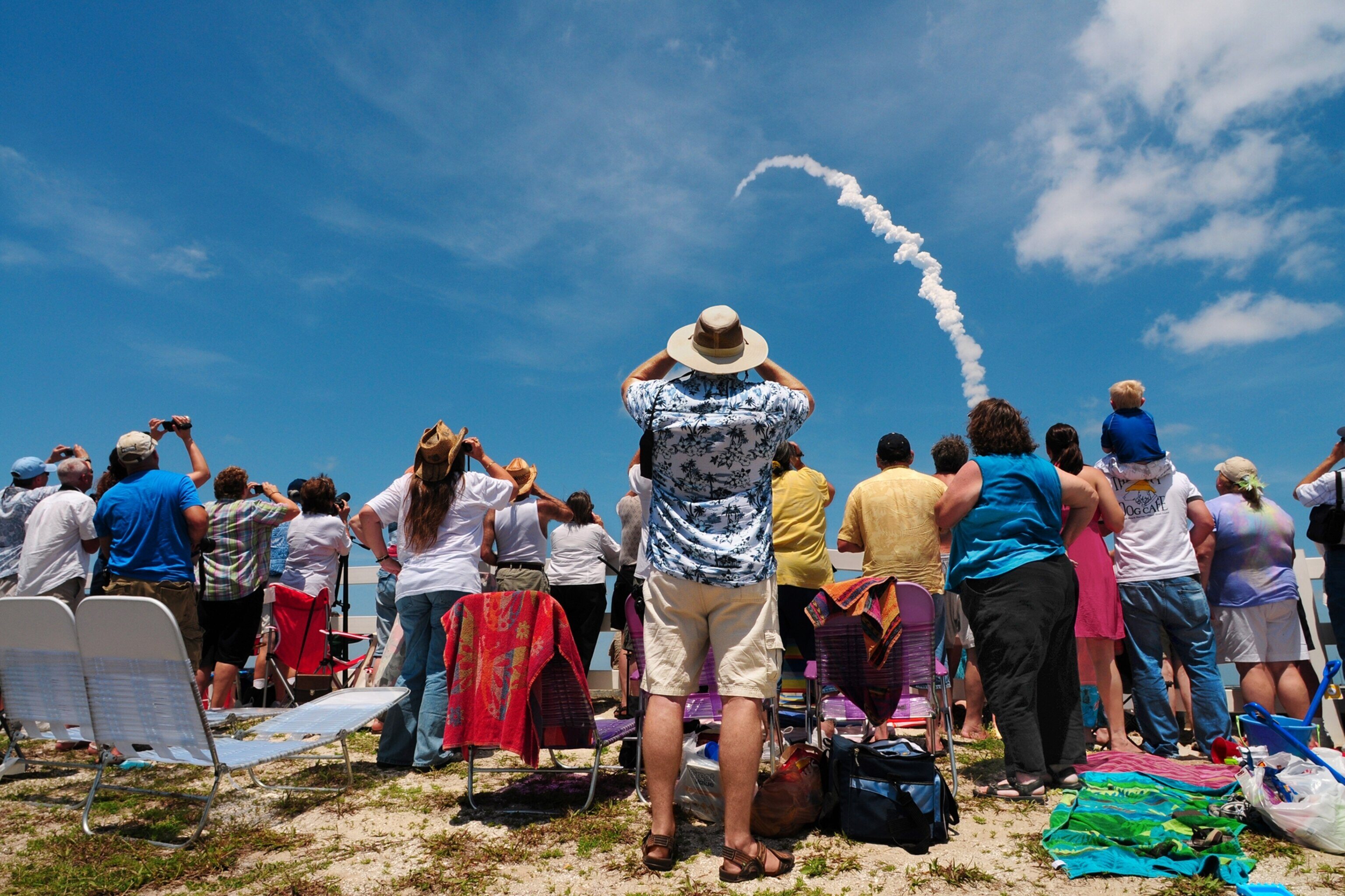 spectators-watching-launch